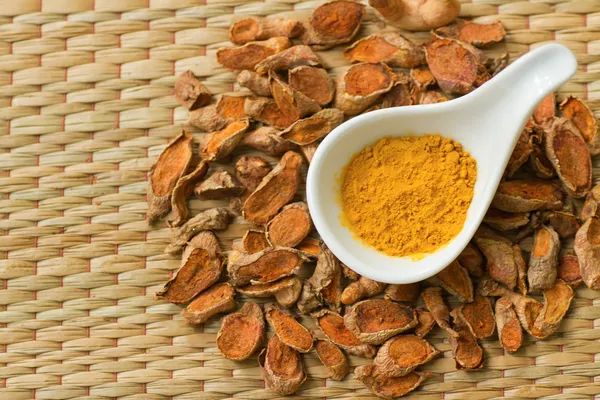 Kuru zerdeçal kökü ve toz