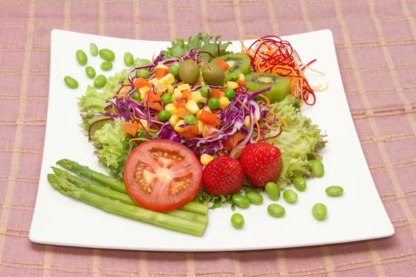 Cerca de ensalada vetgetable y fruta, alimentos de fusión —  Fotos de Stock