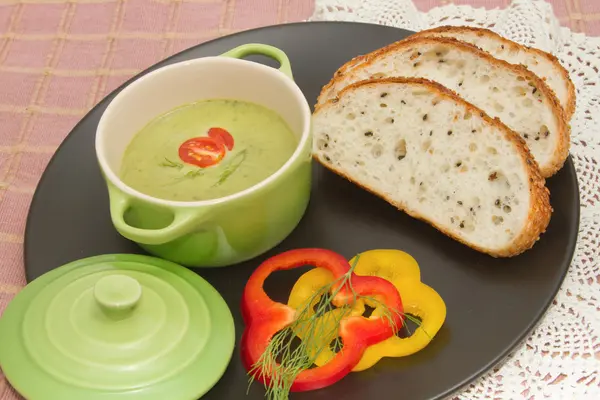Espinafre de sopa de creme e cogumelo com pão de trigo integral — Fotografia de Stock
