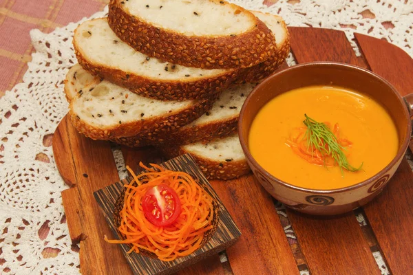 Creme de salmão e cenoura servido com pão de trigo integral — Fotografia de Stock