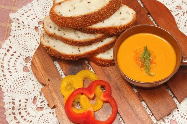 Creme de salmão e cenoura servido com pão de trigo integral — Fotografia de Stock