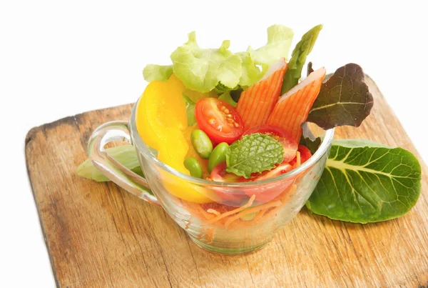 Свежий овощной салат в прозрачной миске изолировать — стоковое фото