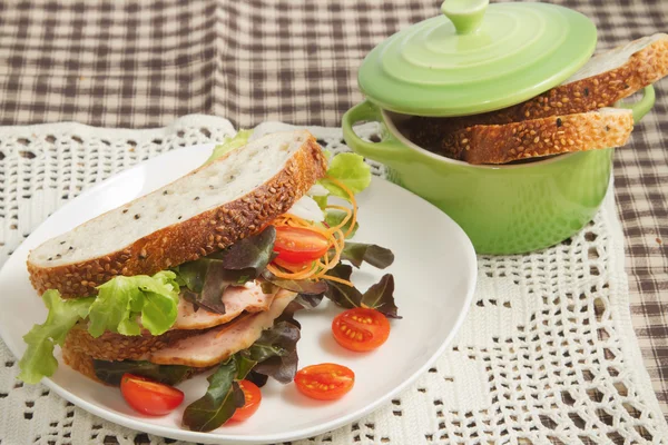 Matig smörgås skinka skiva och färska grönsaker — Stockfoto