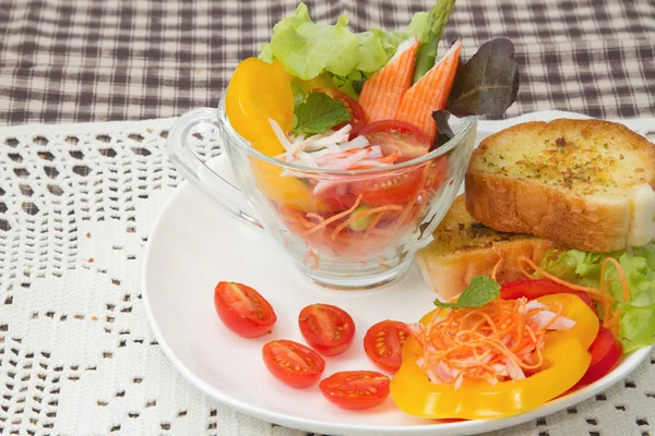 Verse groenten en krab Salade stok in glazen kom met knoflook brood — Stockfoto