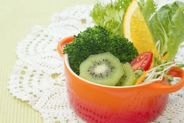 Alimenti di fusione, insalata di frutta e verdura — Foto Stock