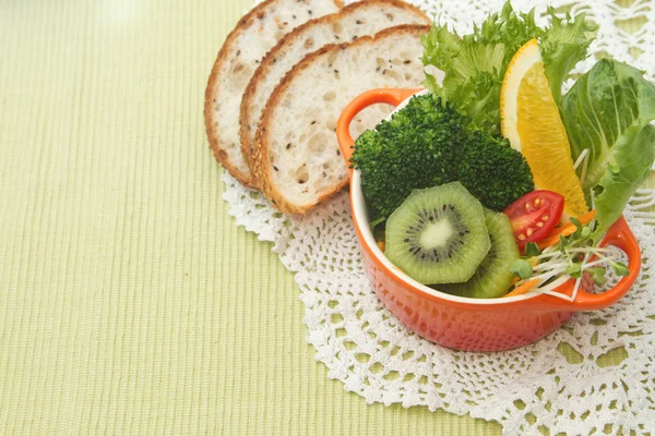 Comida fusión, ensalada de frutas y verduras en taza de colores con whol — Foto de Stock