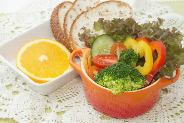 Mischung aus gesundem Salatbecher und Vollkornbrot — Stockfoto