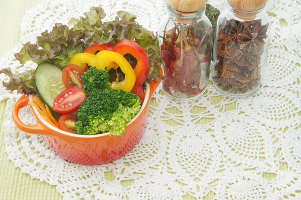 Mischen Sie gesunden Salat und Gewürze — Stockfoto