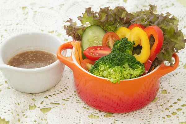 Mescolare tazza di insalata sana e pane integrale — Foto Stock
