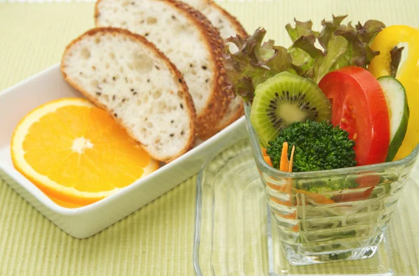 Mix zdravý salát cup a celozrnný chléb — Stock fotografie