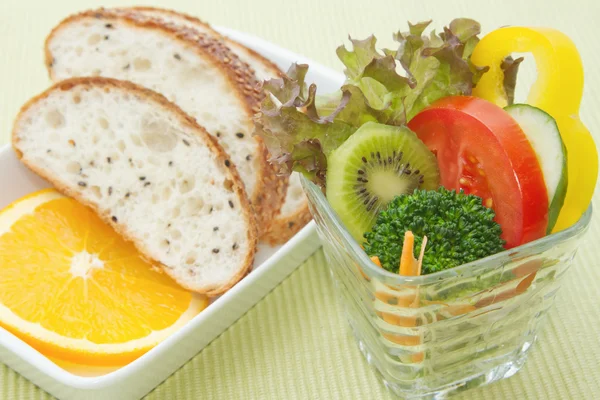 Mezclar la taza de ensalada saludable y el pan integral en el plato blanco — Foto de Stock