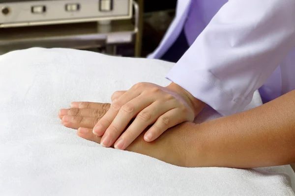 Doctor'hand pomaga starszym ręcznie — Zdjęcie stockowe