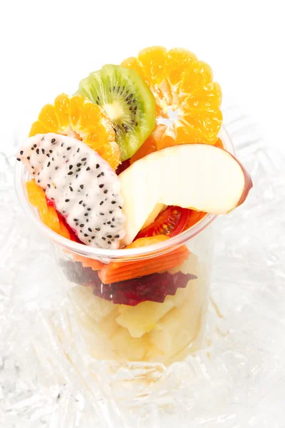 Gezonde mix vruchten in glas voor gezond vruchtensap op witte pagina — Stockfoto