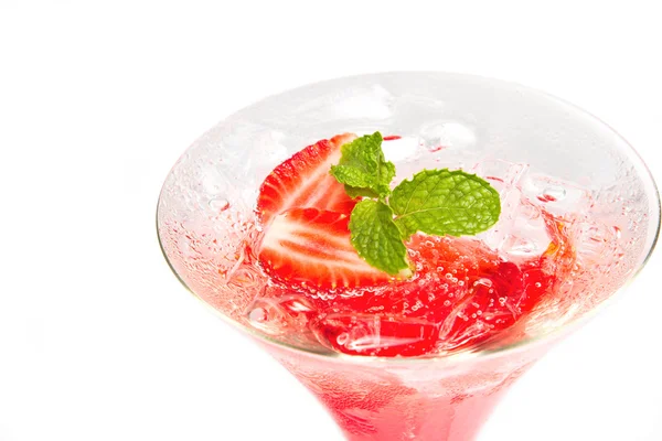 Soda italien aux fraises avec feuille de menthe — Photo