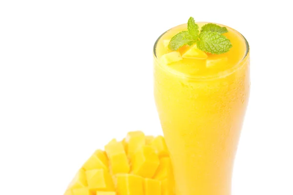 Čerstvé mango džus ve sklenici na bílém pozadí — Stock fotografie