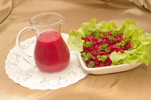 Gezond menu, rode bieten sap en salade — Stockfoto