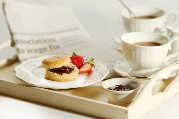 Koláček s jahodovým džemem a hustou smetanou, odpolední čaj brea — Stock fotografie