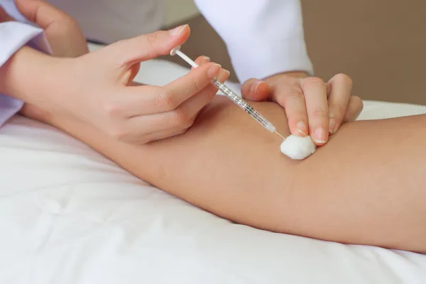 Vaccin injectie in hand — Stockfoto
