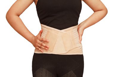 lomber brace korse, geri çekmek için geri truma giyen kadın