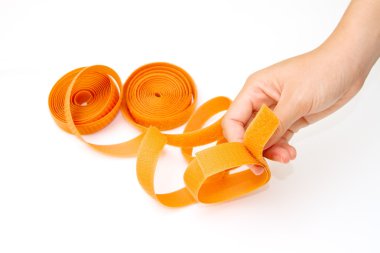 velcro rulo beyaz arka planda tutan el