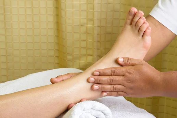 Рефлексологический массаж ног, спа-массаж стоп — стоковое фото