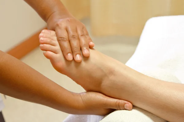 Reflexologia massagem nos pés, pé spa — Fotografia de Stock