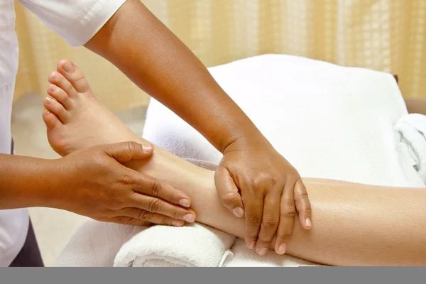 Foot massage, spa foot treatment. — Stock Photo, Image