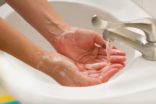 石鹸で手洗い — ストック写真