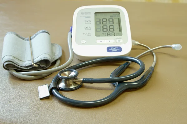 Digital blood pressure meter and stethoscope — Stock Photo, Image