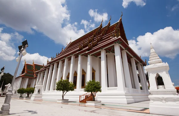 扫管笏 ratchanaddaram 和 loha 波罗萨金属宫殿在曼谷，泰国 — 图库照片