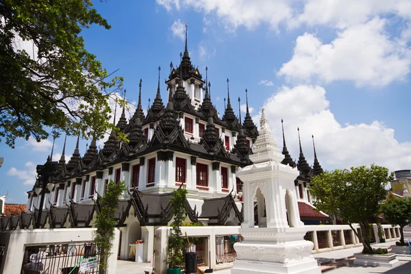 Wat Ratchanaddaram e Loha Prasat Metal Palace em Bangkok, Tailândia — Fotografia de Stock