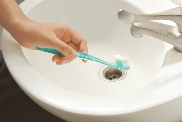 Tandenpoetsen in badkamer — Stockfoto
