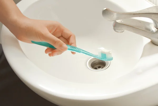 Cepillarse los dientes en el baño —  Fotos de Stock