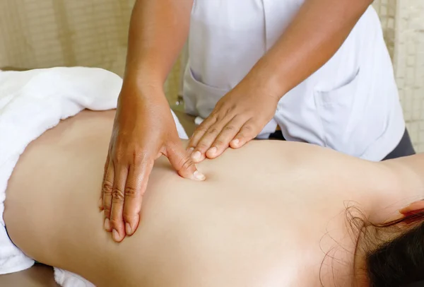 Hezké Asie ženy relaxační wellness salonu, lázeňské tělo reflexolo — Stock fotografie