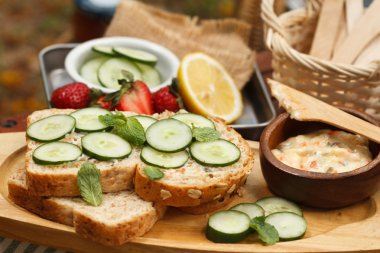 Salatalık sandviç kepekli ekmek üzerinde