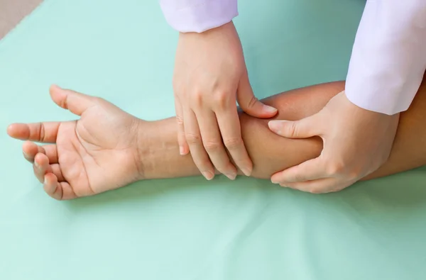 Mãos de pressão digitais, fisioterapias de massagem fixação profunda — Fotografia de Stock
