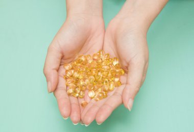 bir yandan vitamini omega-3 balık yağı kapsülleri