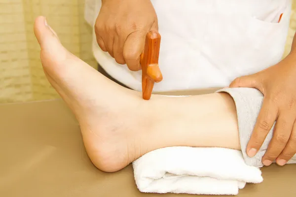 Reflexologia massagem nos pés, thai spa tratamento de pés por pau de madeira — Fotografia de Stock