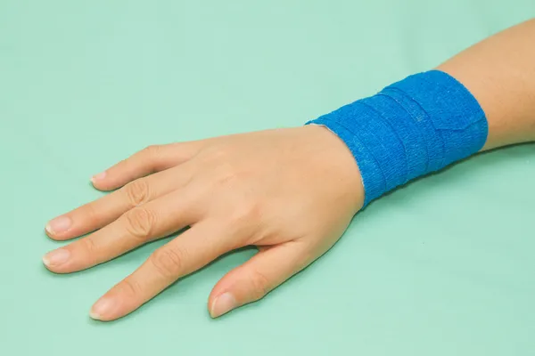 Ligadura medicina azul na mão lesão — Fotografia de Stock