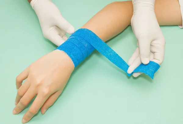 Sår dressing använda medicin bandage på handleden skada — Stockfoto
