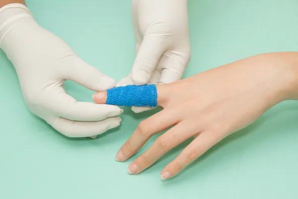 Wond omhoog het kleden van appy geneeskunde pleister op vinger letsel — Stockfoto