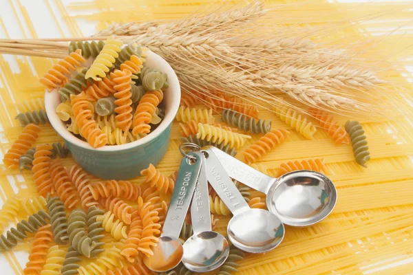 Паста и спагетти с измерительной ложкой, Продовольственные Предпосылки — стоковое фото