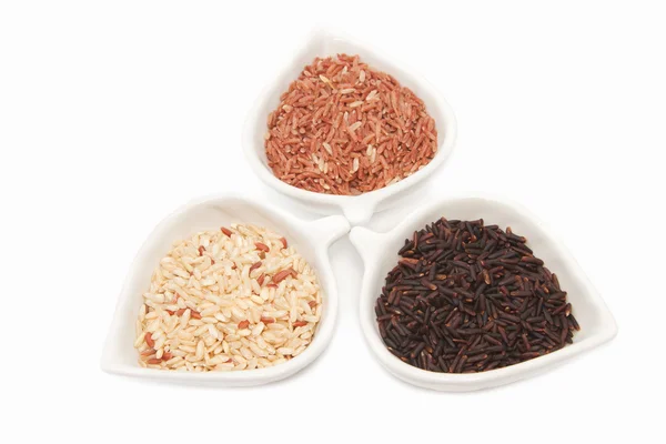 Variedades de arroz, trigo, arroz integral, arroz preto de jasmim em cera branca — Fotografia de Stock