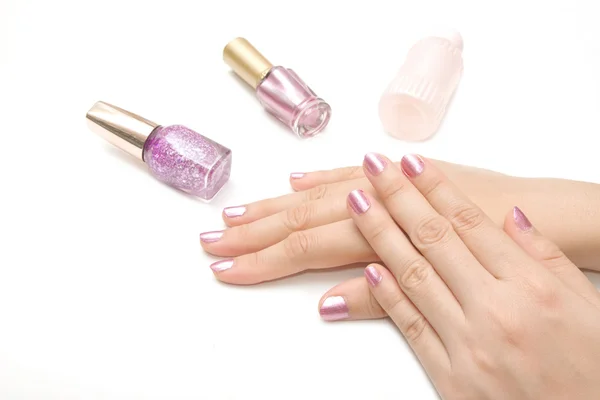 Manicure - prachtig gemanicuurde vrouw nagels met roze nagel poli — Stockfoto