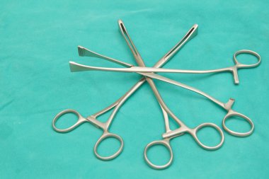 Cerrahi aletler steril tablo