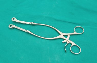 Cerrahi aletler steril tablo