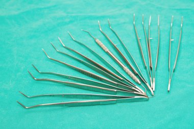 cerrahi alet steril masaya ayarla, mikro forseps ayarla