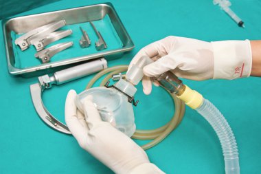 Entübasyon tracheas için bir araç doktor gerekçesini el ile ayarlayın.