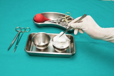 pansuman yara aracı ile bir el o steril tablo ayarlama