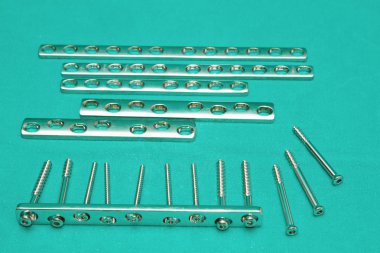 Ortopedik implant plaka ve vida steril tablo